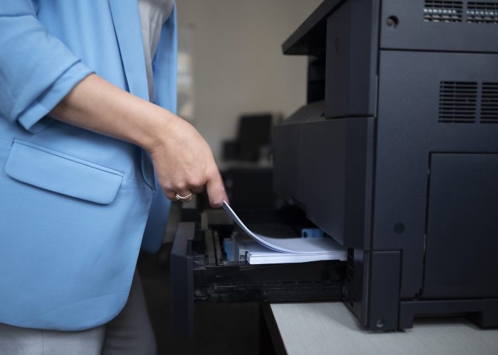 mujer-trabajando-en-la-oficina-y-usando-impresora